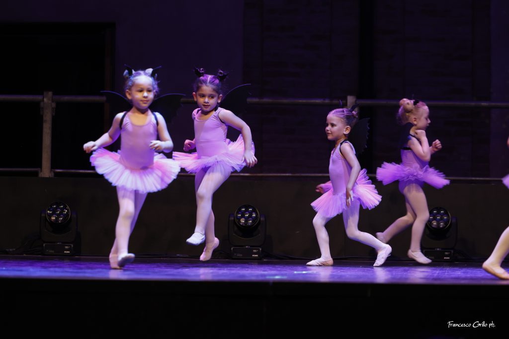 Bambine durante una lezione di danza creativa a Rimini